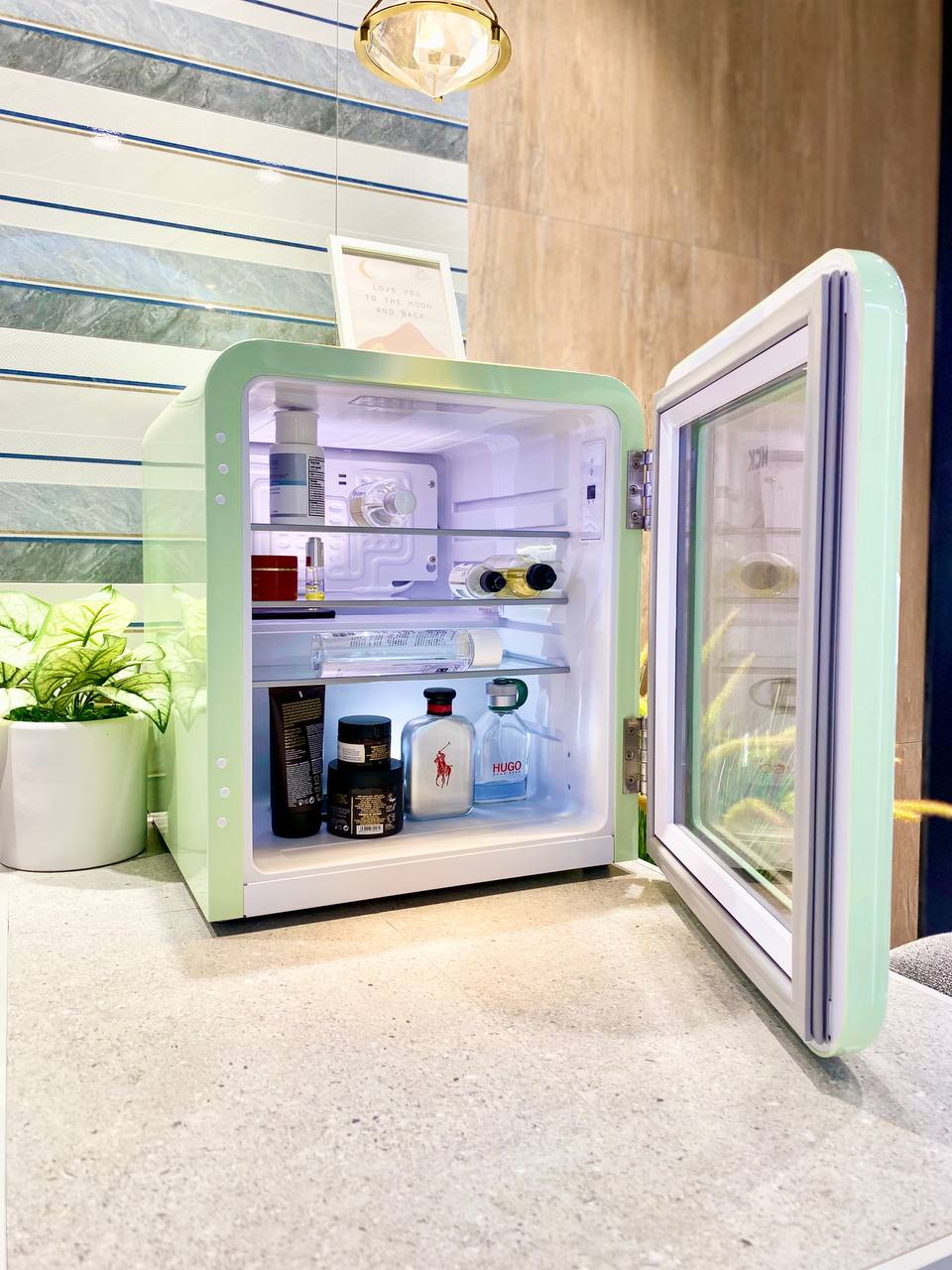 Tủ lạnh đựng mỹ phẩm & đồ uống HCK 48L màu xanh mint có mặt kính