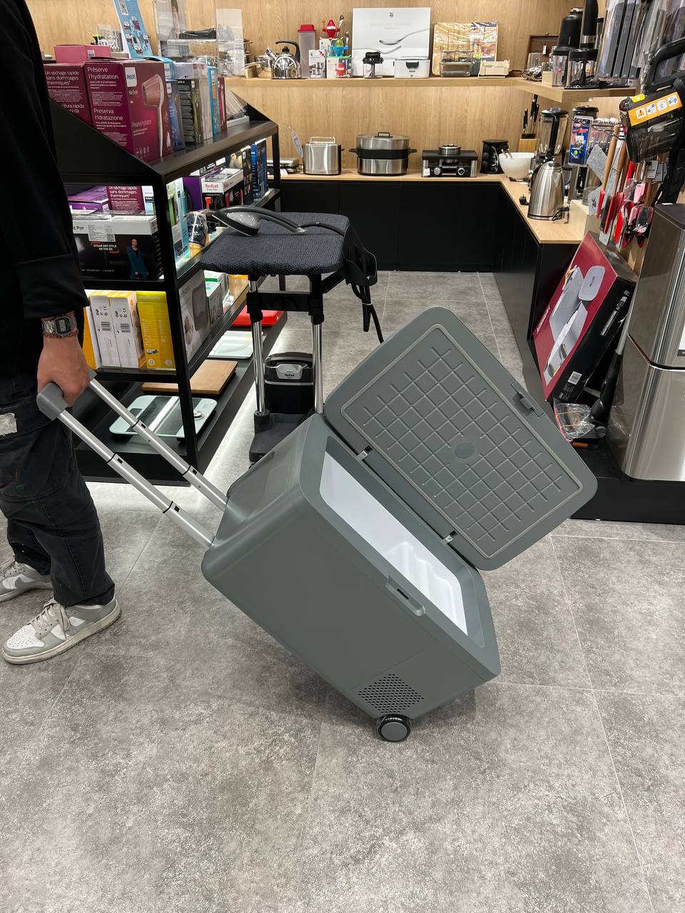 Tủ lạnh mini dã ngoại HCK dung tích 16L màu xám có tay kéo