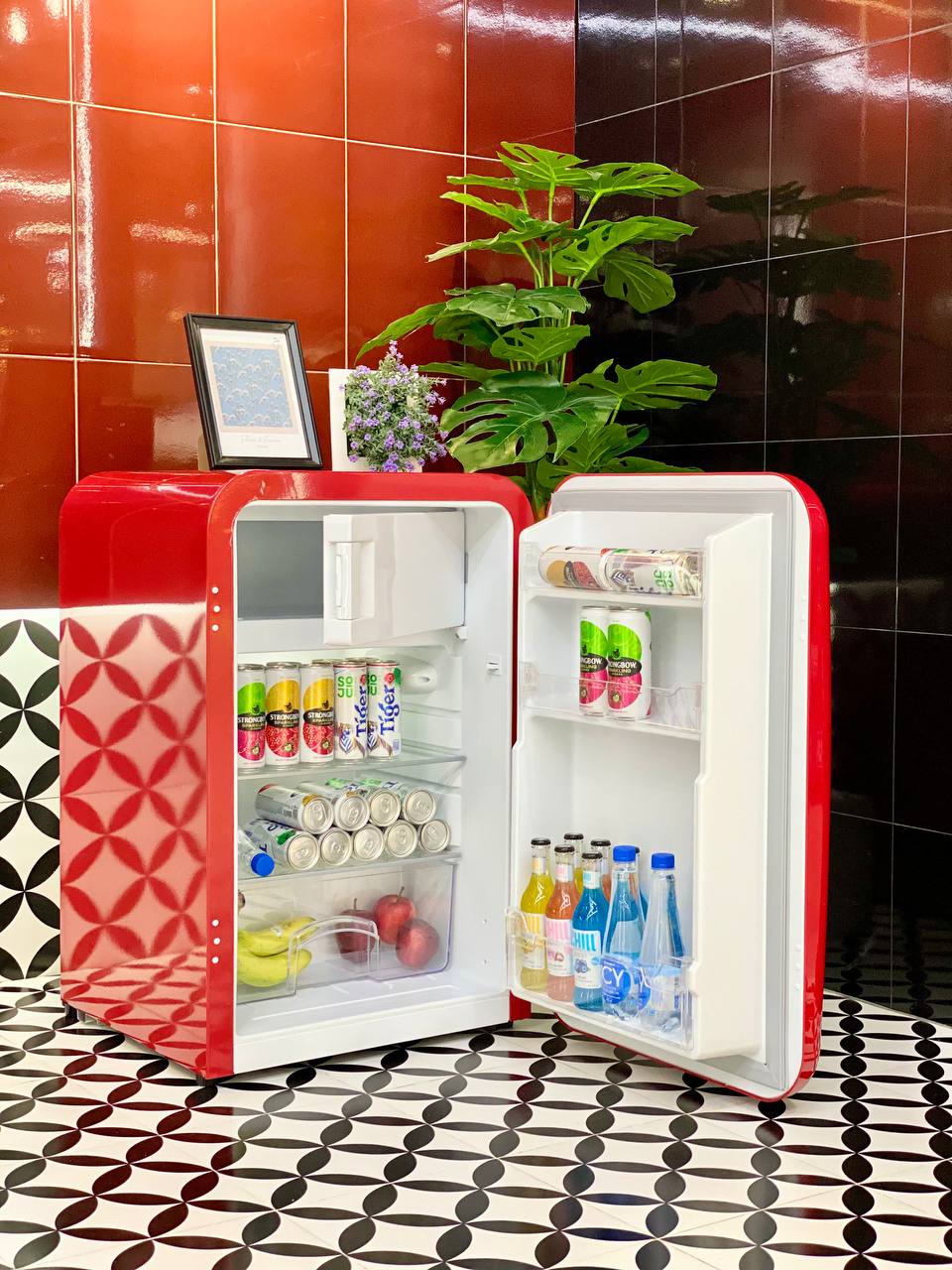 Tủ lạnh HCK 107L BC-130RDA màu đỏ có ngăn đông (ngăn lạnh 92L, ngăn đông 15L)