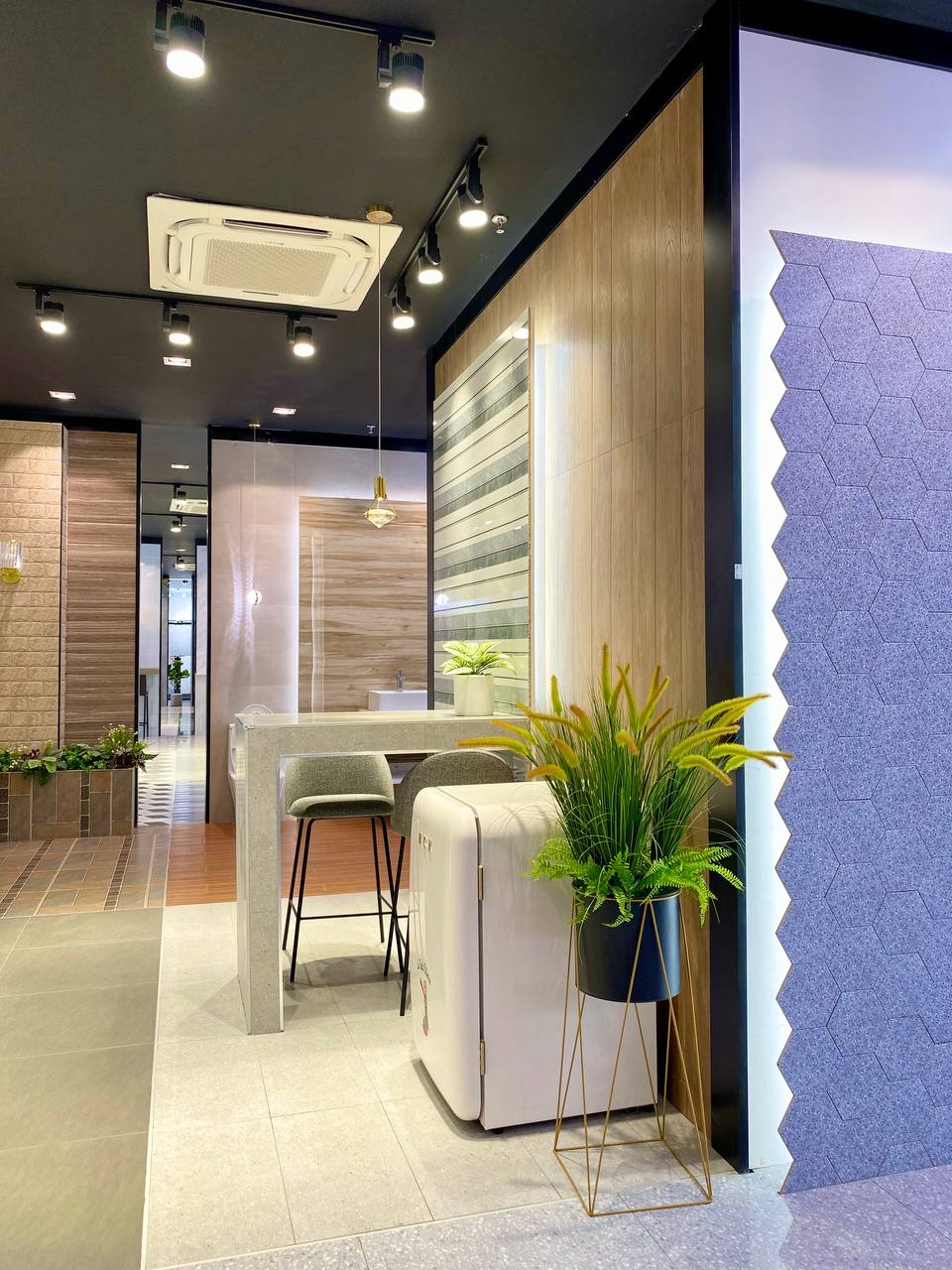 TỦ LẠNH MINI HCK LE PETIT PRINCE MÀU TRẮNG 107L BC-130RDA CÓ NGĂN ĐÔNG