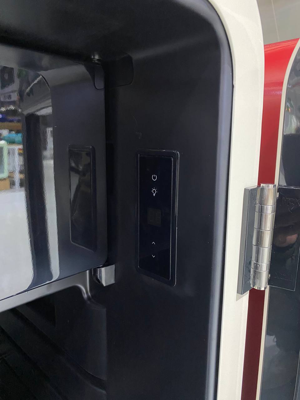 Tủ đồ uống HCK 115L màu kem mặt kính có ngăn đông tiết kiệm điện