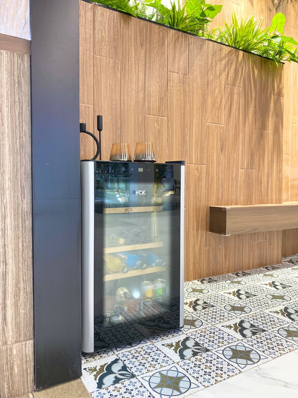 Tủ rượu HCK 70L SC-70-E màu đen mặt kính - 22 chai