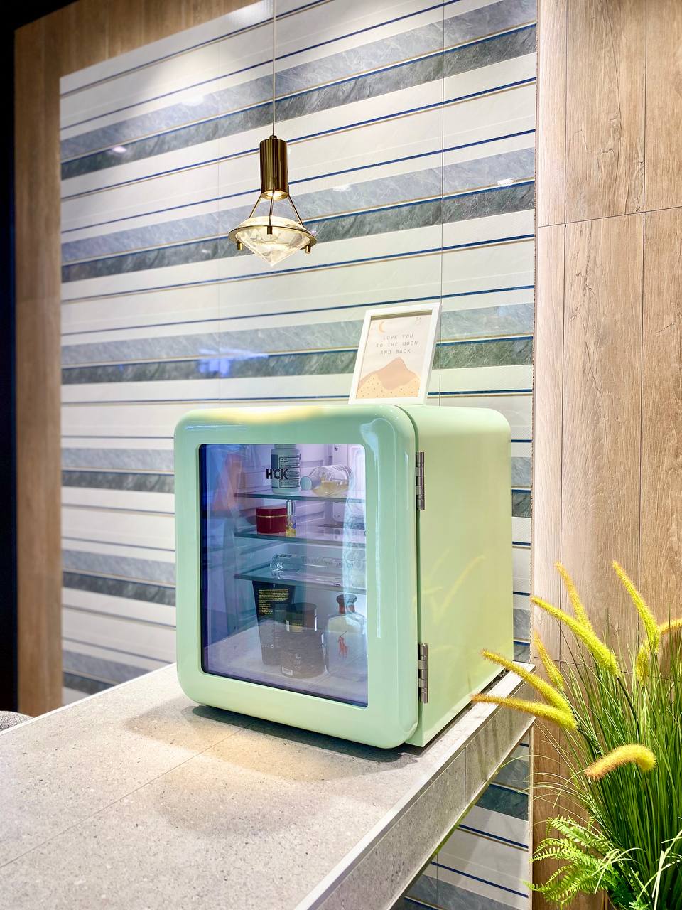 Tủ lạnh đựng mỹ phẩm & đồ uống HCK 48L màu xanh mint có mặt kính