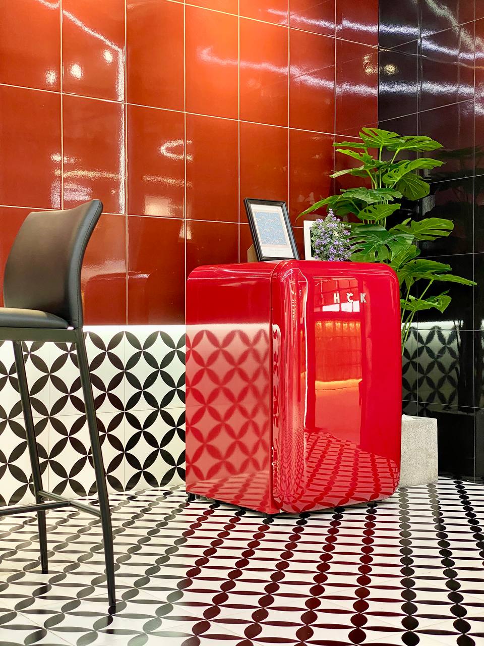 Tủ lạnh HCK 107L BC-130RDA màu đỏ có ngăn đông (ngăn lạnh 92L, ngăn đông 15L)