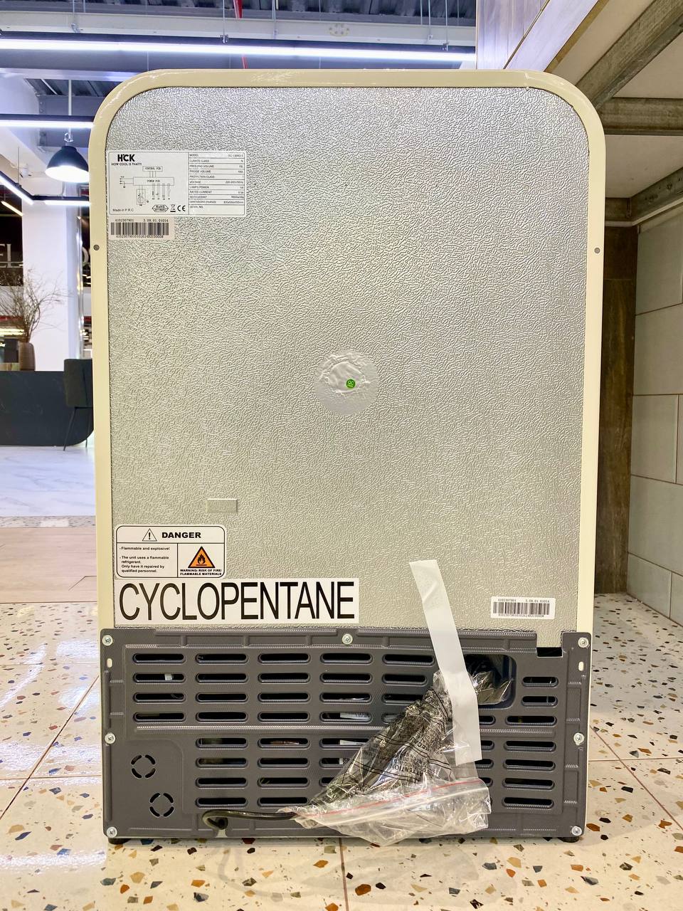 Tủ đồ uống HCK 115L màu kem mặt kính có ngăn đông tiết kiệm điện