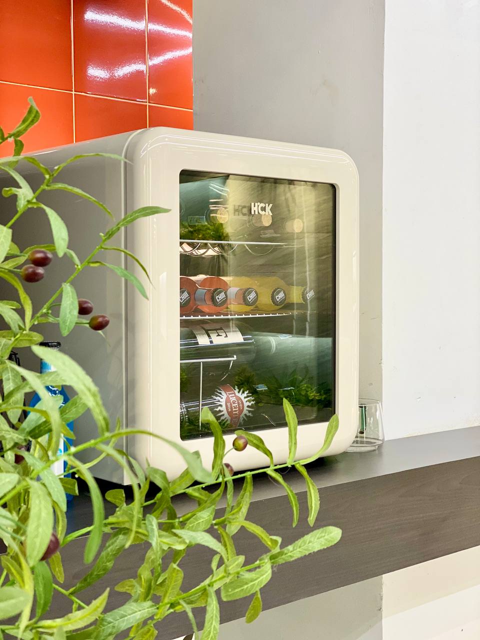 Tủ mỹ phẩm đồ uống HCK 48L màu kem có mặt kính