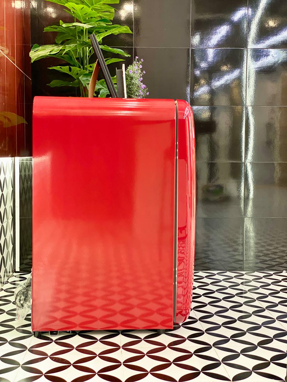 Tủ lạnh HCK 107L BC-130RDA màu đỏ có ngăn đông (ngăn lạnh 92L, ngăn đông 15L)