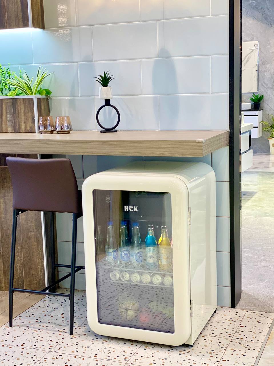 Tủ đồ uống HCK 115L màu kem mặt kính có ngăn đông tiết kiệm điện