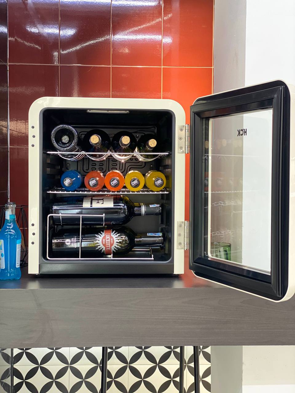 Tủ mỹ phẩm đồ uống HCK 48L màu kem có mặt kính