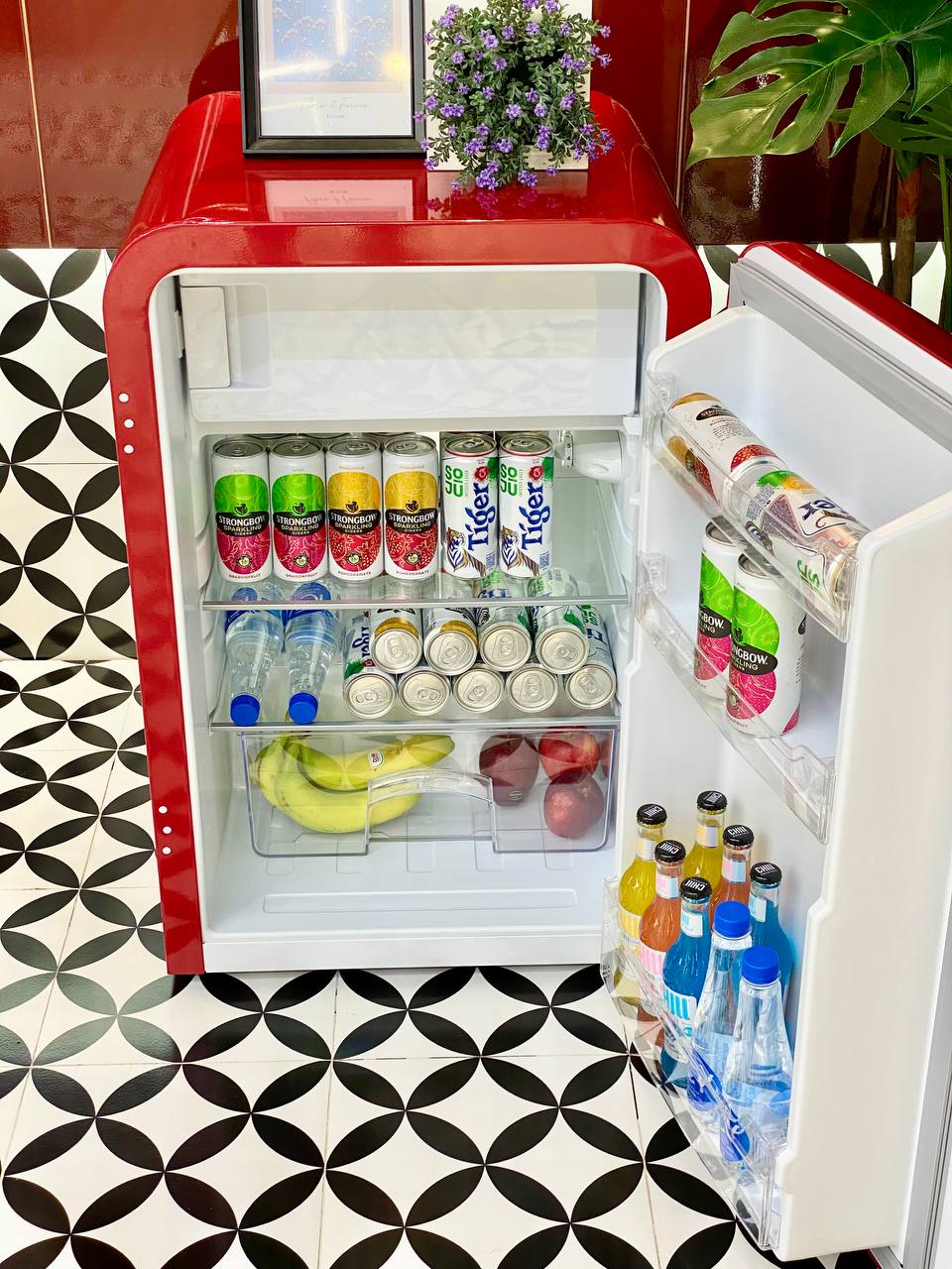 Tủ lạnh HCK 107L BC-130RDA màu đỏ có ngăn đông (ngăn lạnh 92L, ngăn đông 15L)