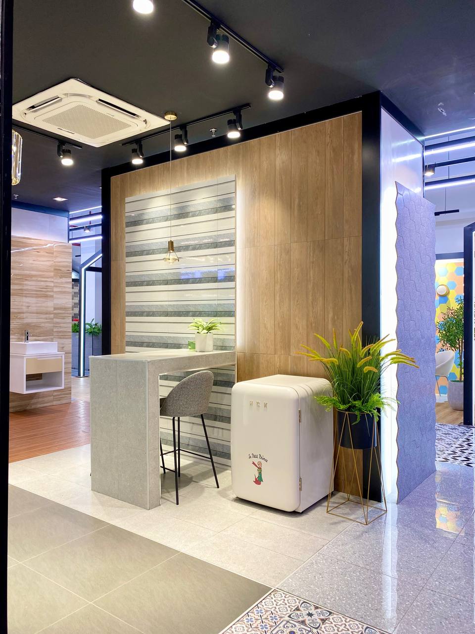 TỦ LẠNH MINI HCK LE PETIT PRINCE MÀU TRẮNG 107L BC-130RDA CÓ NGĂN ĐÔNG