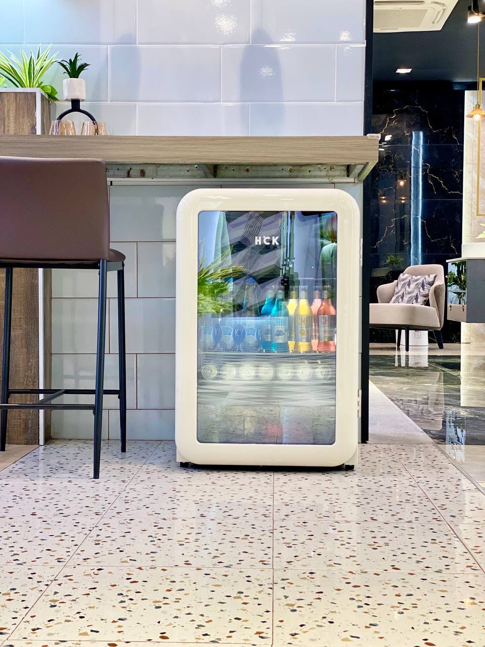 Tủ đồ uống HCK 115L màu kem mặt kính có ngăn đông tiết kiệm điện