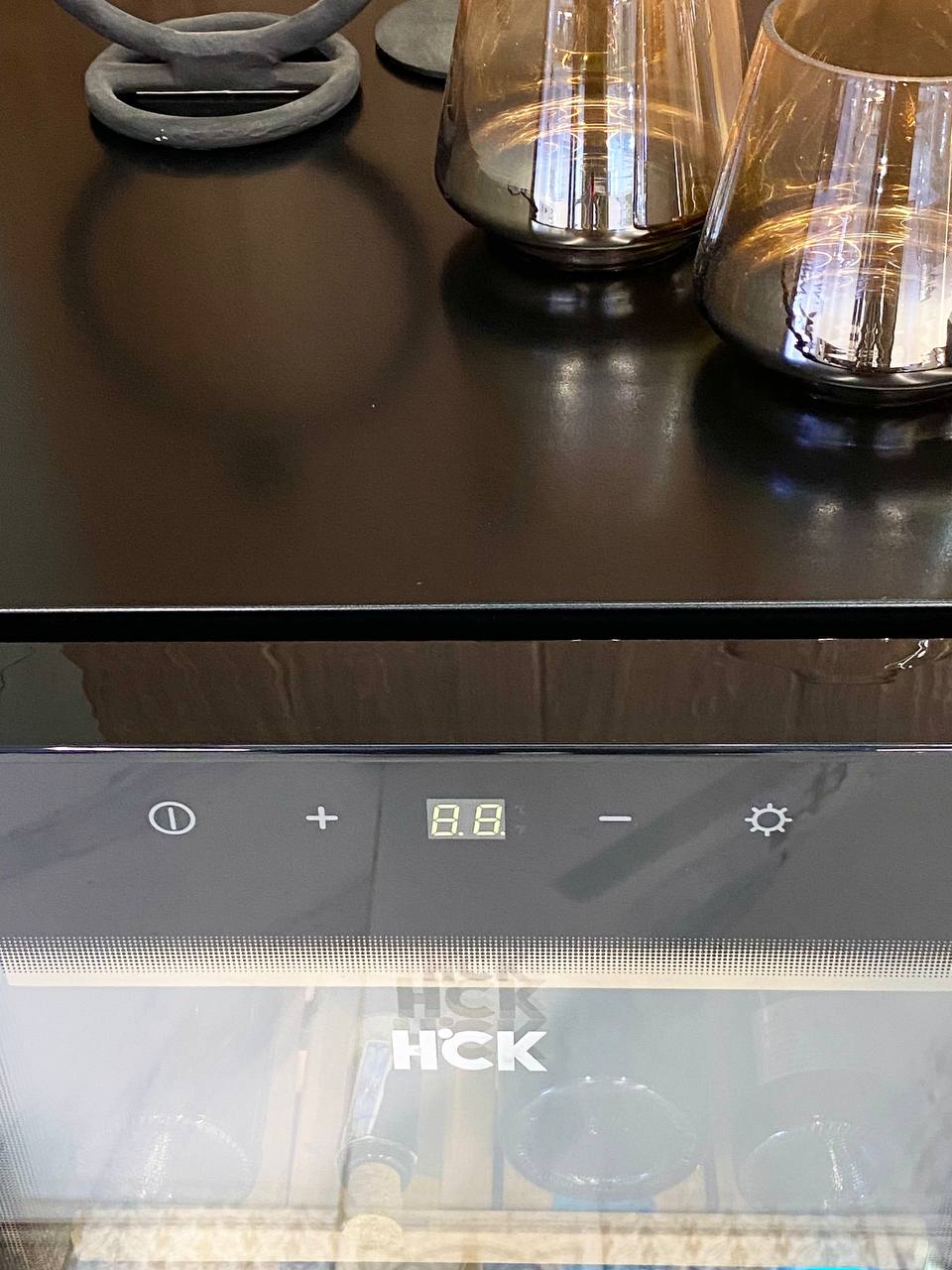 Tủ rượu HCK 70L SC-70-E màu đen mặt kính - 22 chai