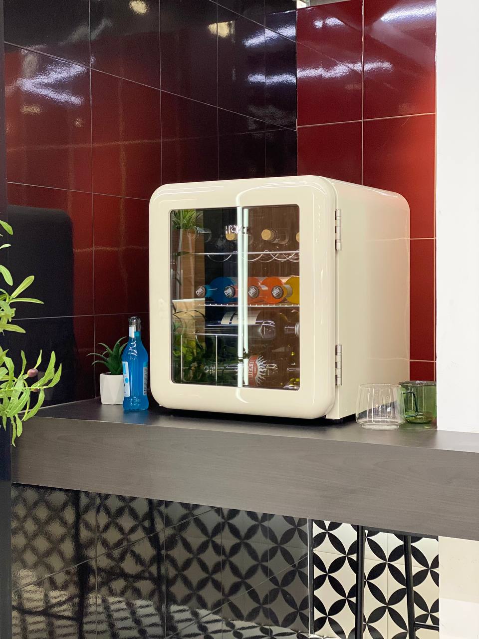 Tủ mỹ phẩm đồ uống HCK 48L màu kem có mặt kính