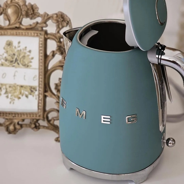 Ấm siêu tốc SMEG KLF03EGMEU Emerald Green- màu xanh ngọc ( không chỉnh nhiệt độ)