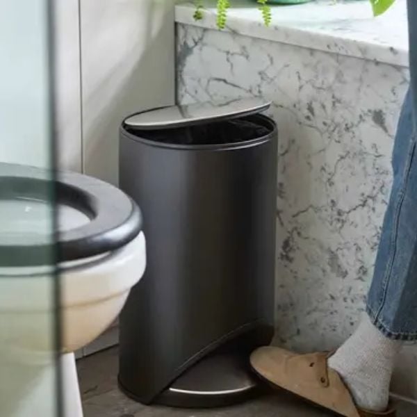 Thùng rác đạp chân Joseph Joseph Arc™ 10L Easy-push Pedal Bin 30151 màu đen mờ