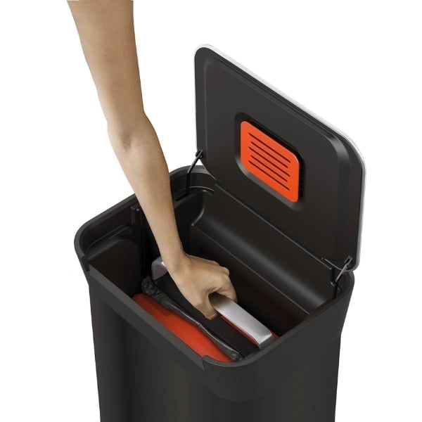 Thùng rác Joseph Joseph Titan 30L Trash Compactor 30146 Carbon Black màu đen carbon