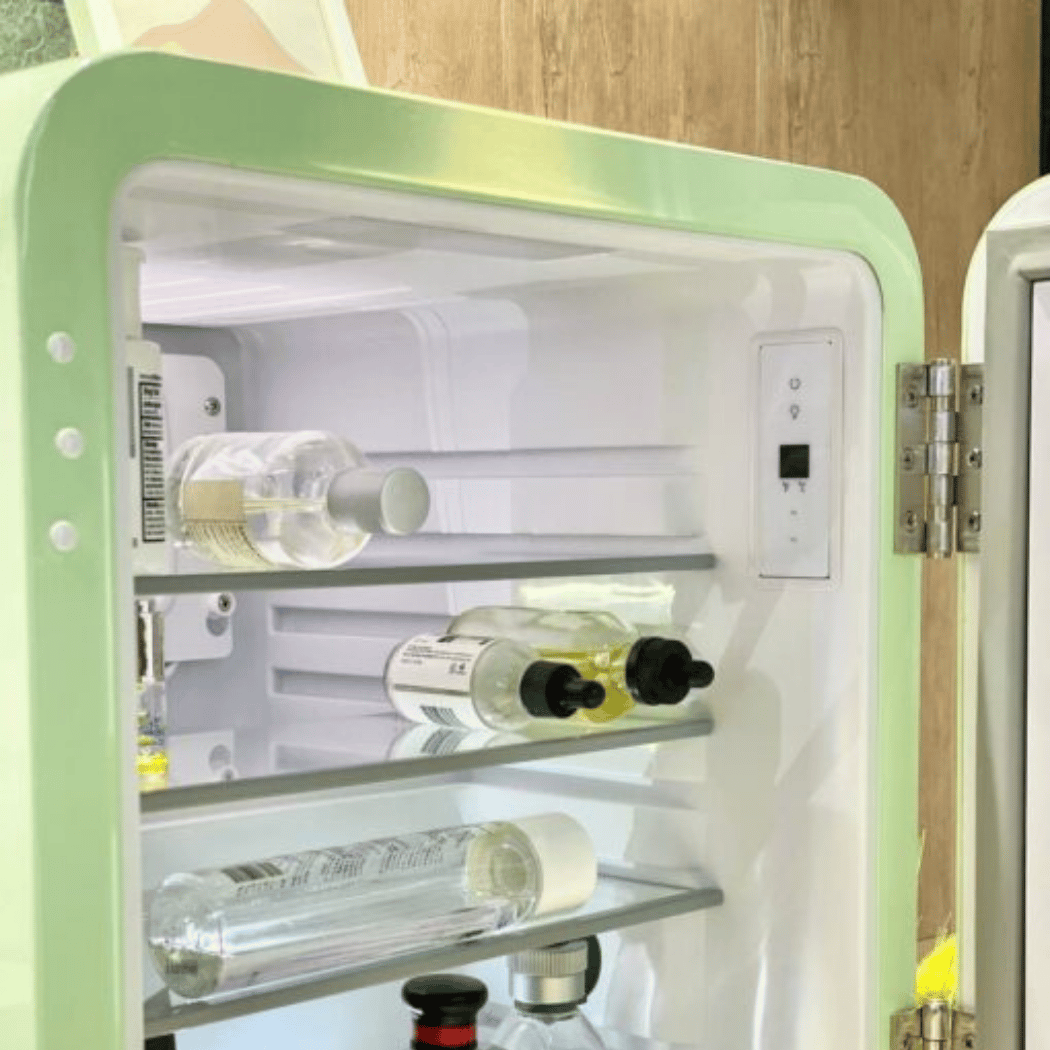 Tủ lạnh đựng mỹ phẩm & đồ uống HCK 48L màu xanh mint có mặt kính