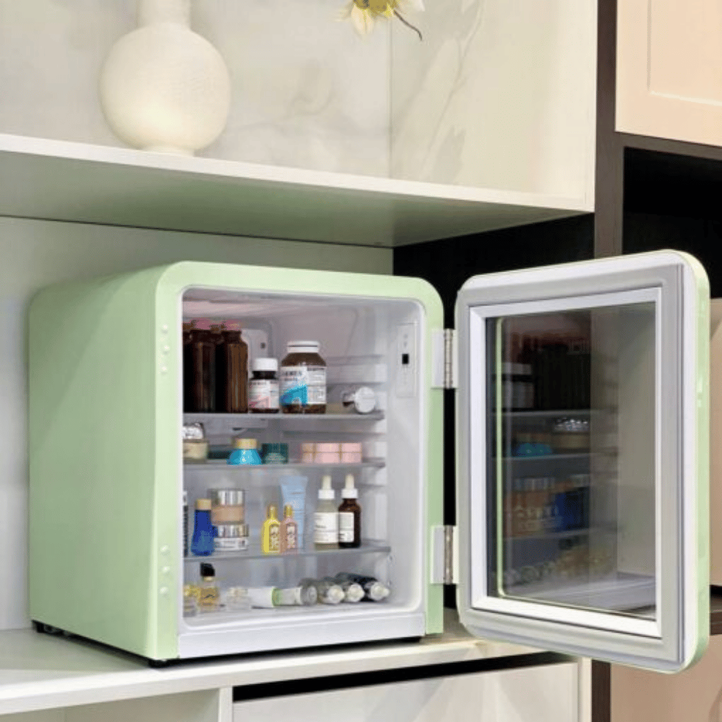 Tủ lạnh đựng mỹ phẩm & đồ uống HCK 48L màu xanh mint có mặt kính