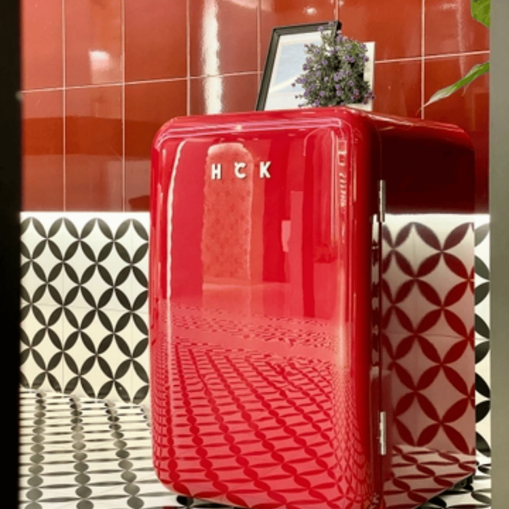 Tủ lạnh HCK 107L BC-130RDA màu đỏ có ngăn đông (ngăn lạnh 92L, ngăn đông 15L)