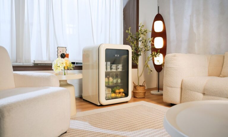 Tủ lạnh đựng đồ uống HCK 115L SC-130RD-S màu kem mặt kính (ngăn lạnh 100L, đông 15L)