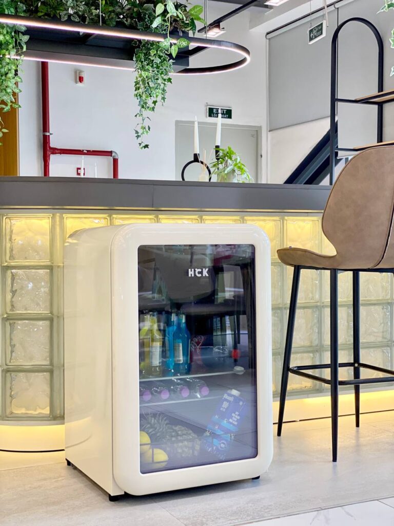 Tủ lạnh đựng đồ uống HCK 115L SC-130RD-S màu kem mặt kính (ngăn lạnh 100L, đông 15L)