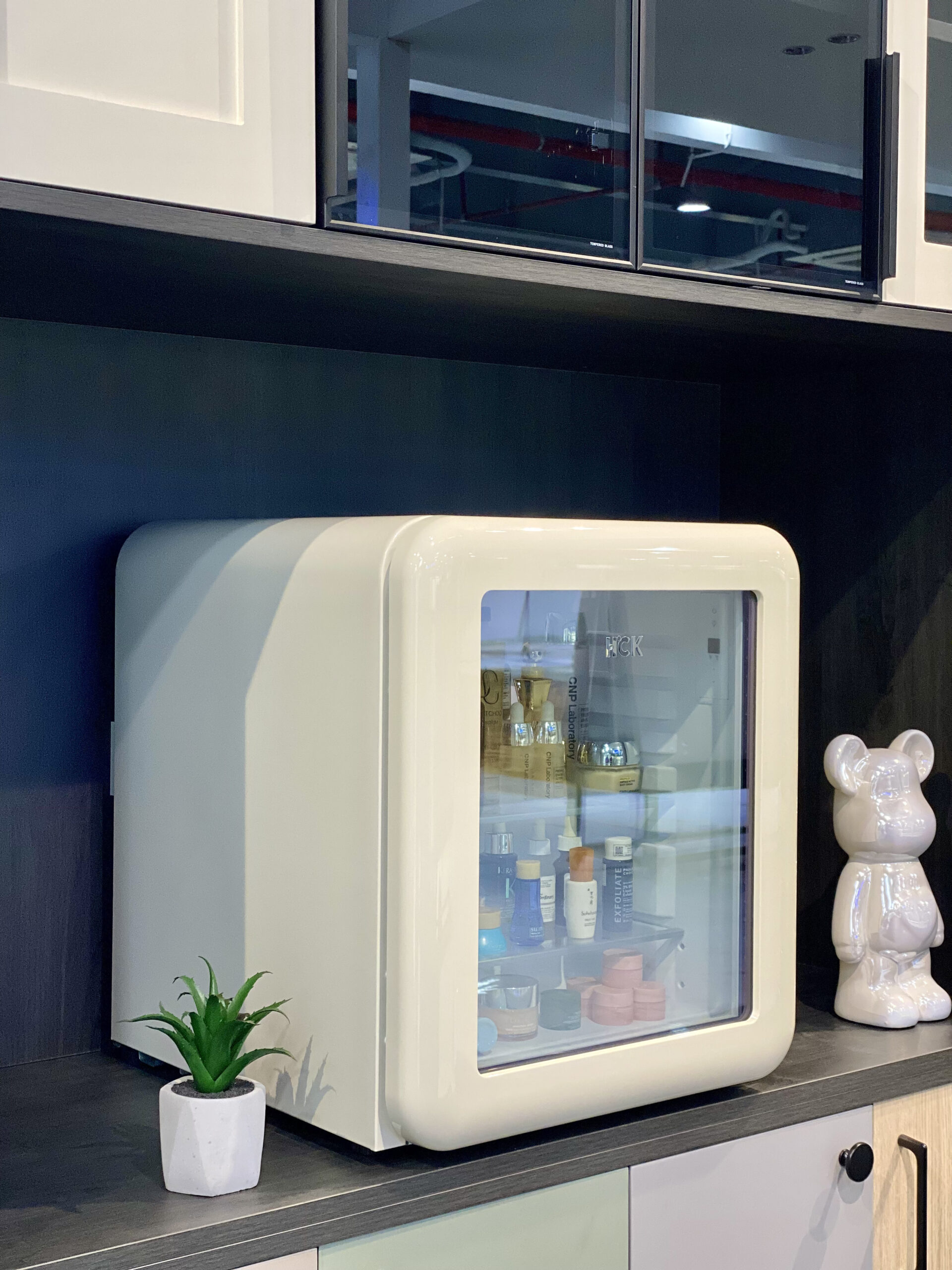 Tủ mỹ phẩm đồ uống HCK 48L SC-46R-S mini retro màu kem mặt kính