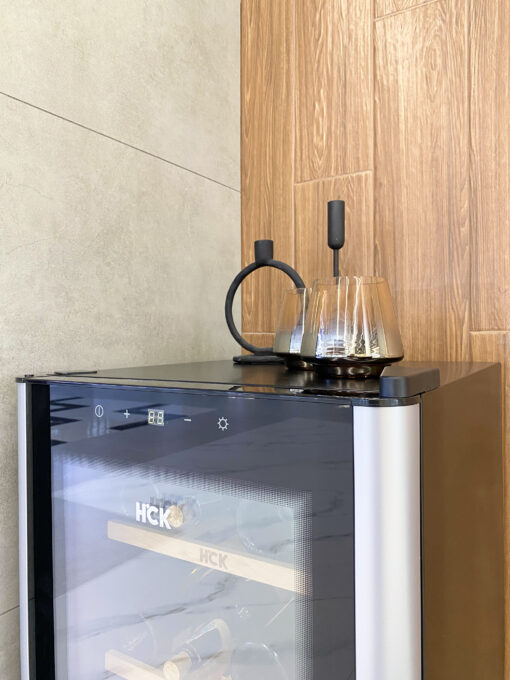 Tủ rượu HCK 70L màu đen mặt kính - 22 chai