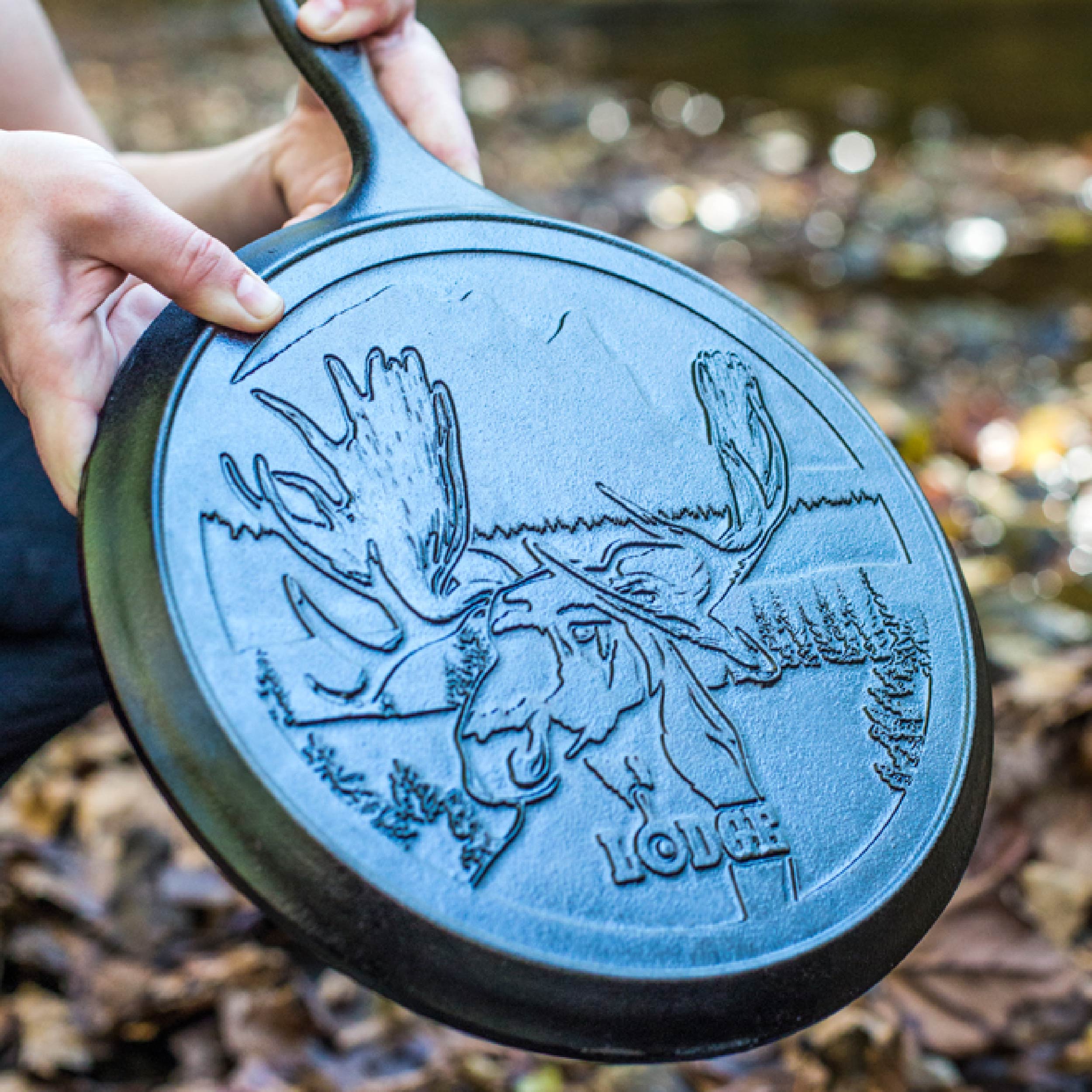 Chảo gang Lodge L9OGWLMO 26cm – Đáy khắc hình nai độc đáo, chính hãng Mỹ,