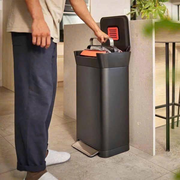 Thùng rác Joseph Joseph Titan 30L Trash Compactor 30146 Carbon Black màu đen carbon