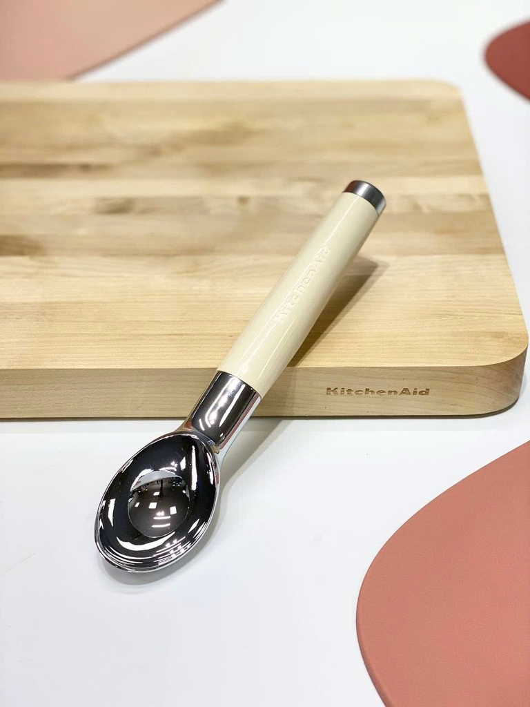 Muôi múc kem KitchenAid KAG117OHACE màu kem