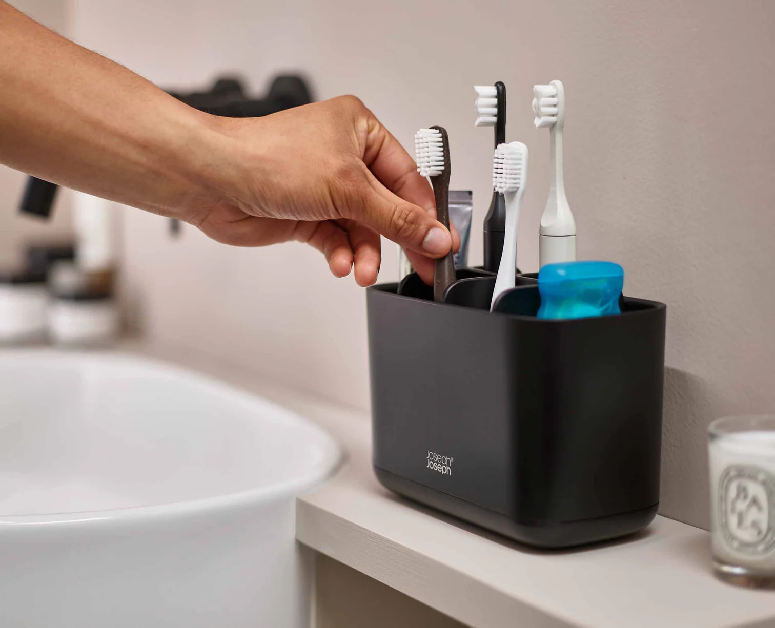 Hộp đựng bàn chải Joseph Joseph EasyStore 70599 màu đen nhám