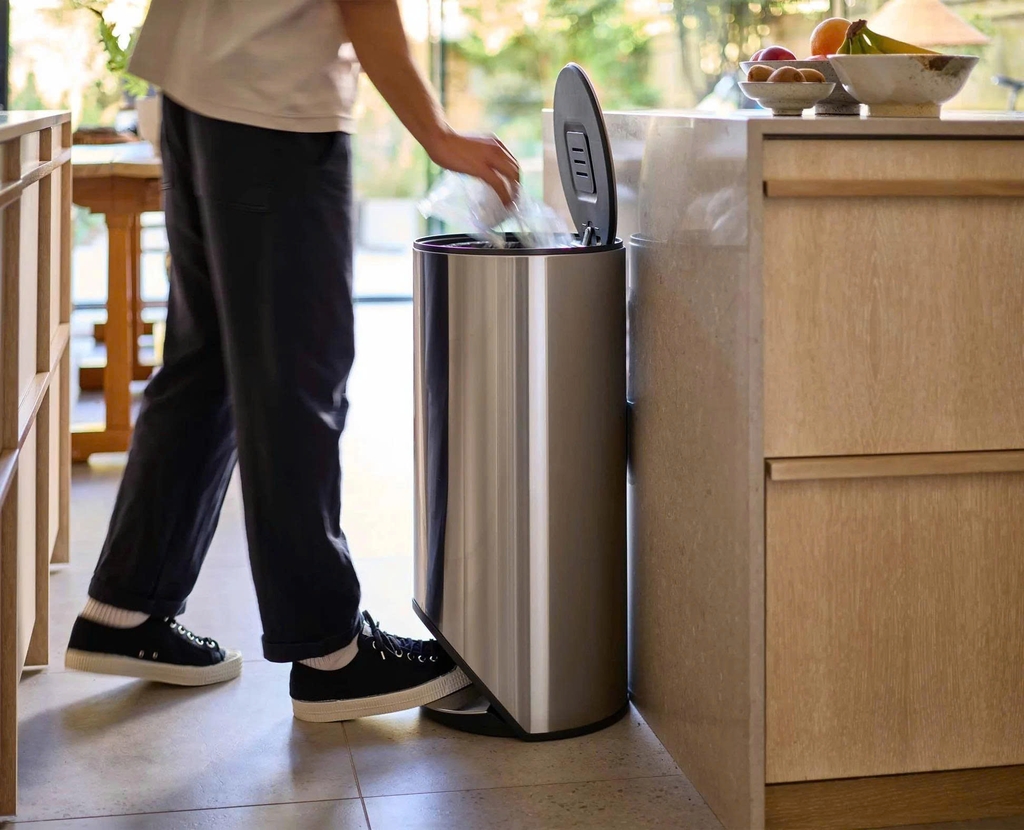Thùng rác đạp chân Joseph Joseph Arc™ 30L Easy-push Pedal Bin 30150 màu bạc