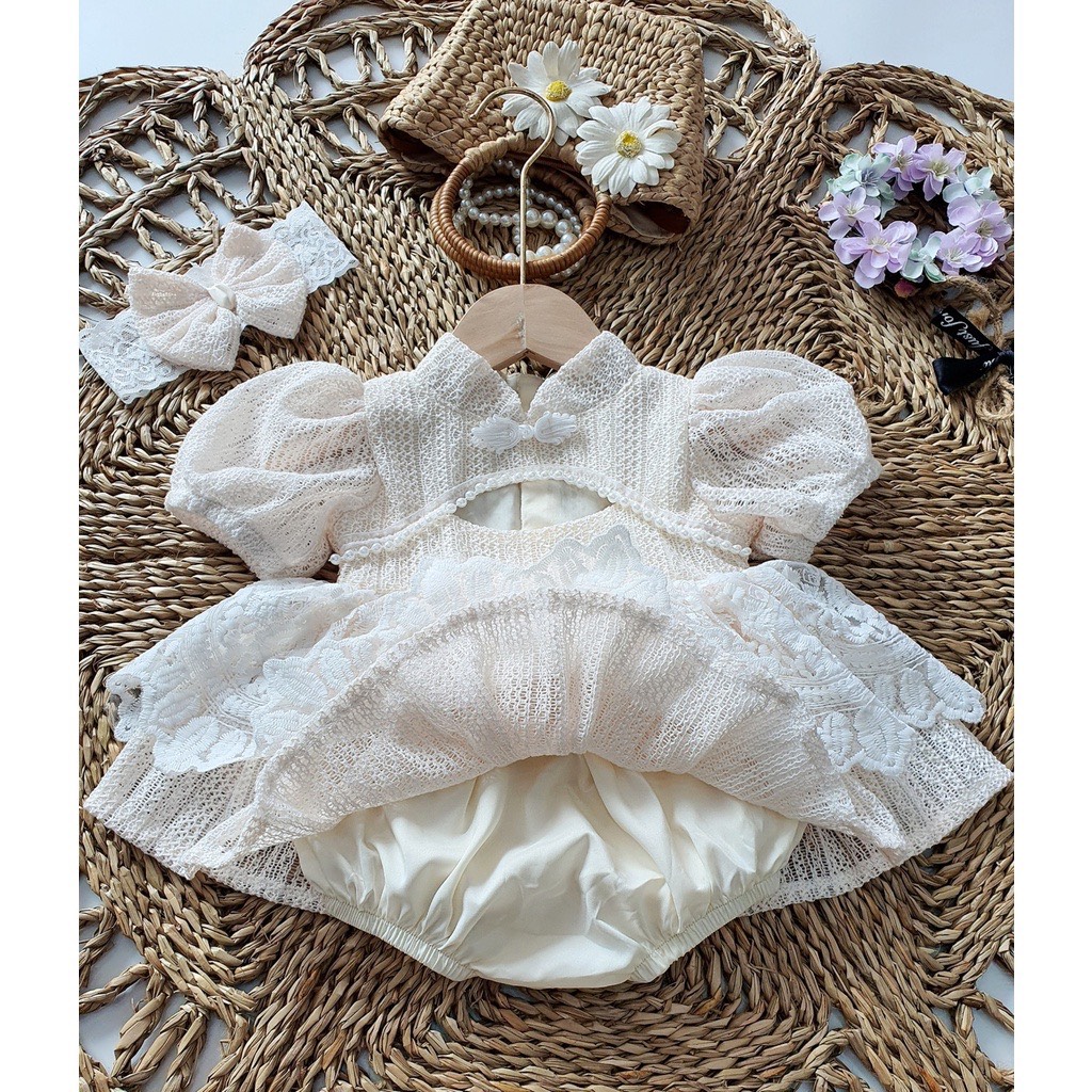 Body váy ren trắng cổ tàu - Kèm Turban