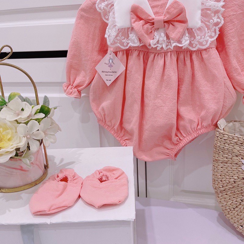 Body hồng cổ thuyền viền ren tay dài (kèm Turban nơ + Bao chân)