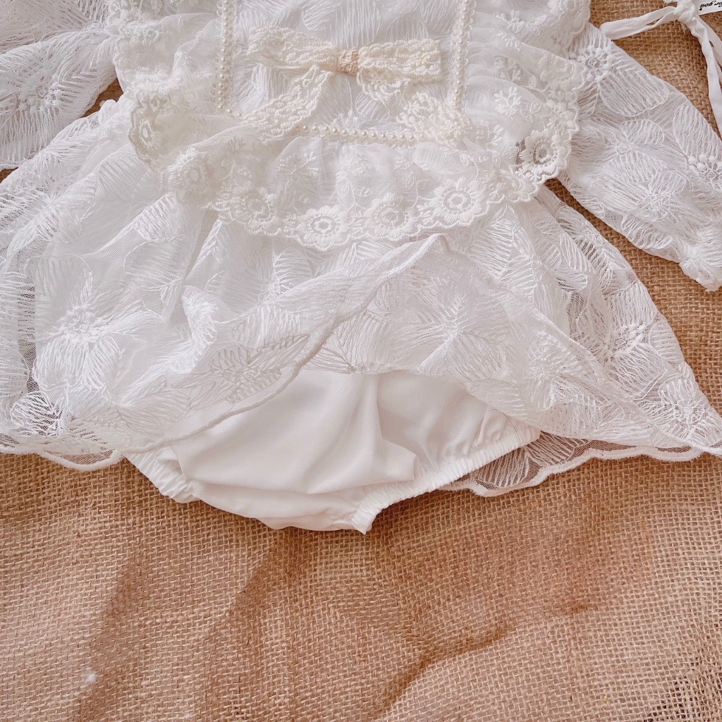 Body váy trắng ren viền dây ngọc (Kèm mũ)