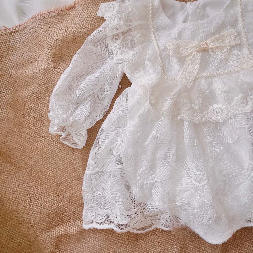 Body váy trắng ren viền dây ngọc (Kèm mũ)