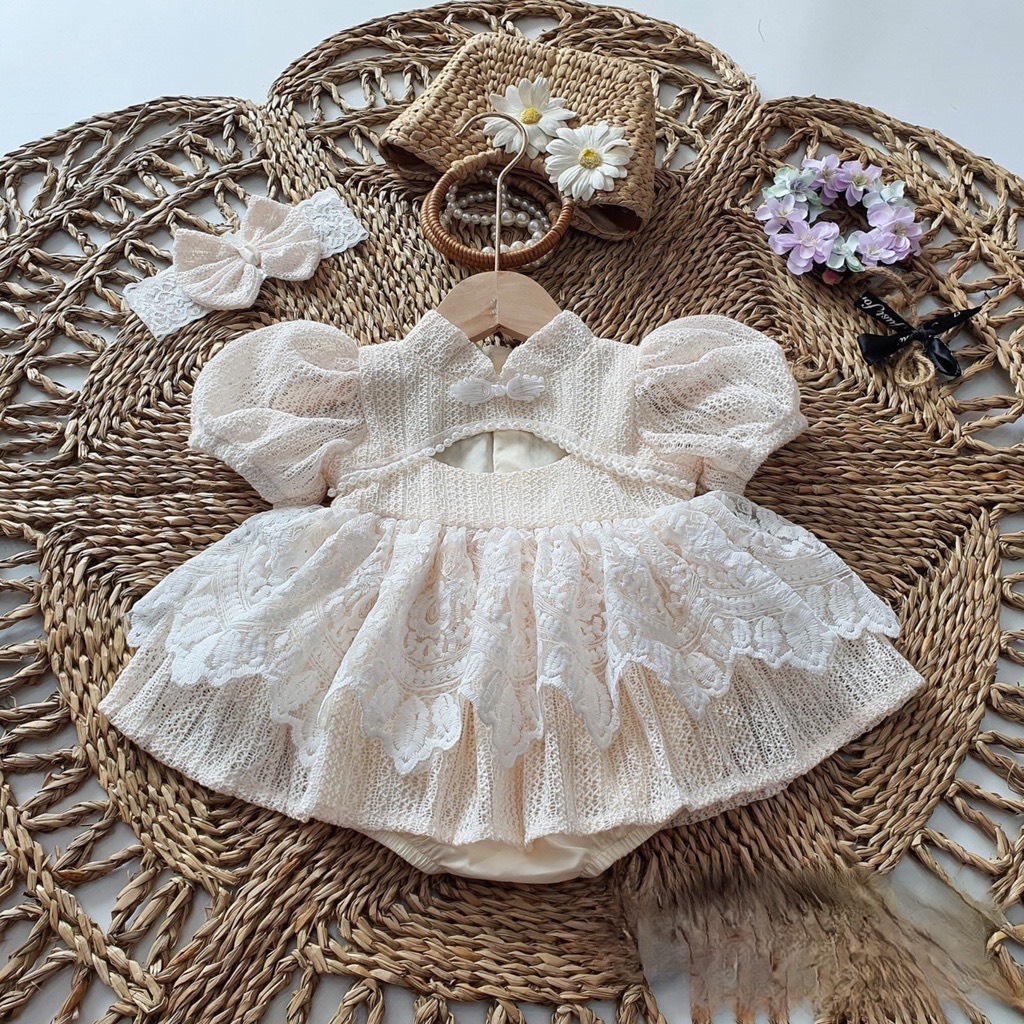 Body váy ren trắng cổ tàu - Kèm Turban