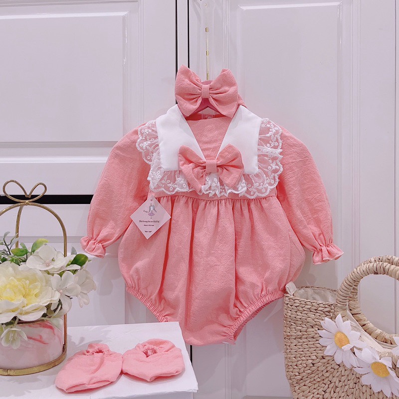 Body hồng cổ thuyền viền ren tay dài (kèm Turban nơ + Bao chân)