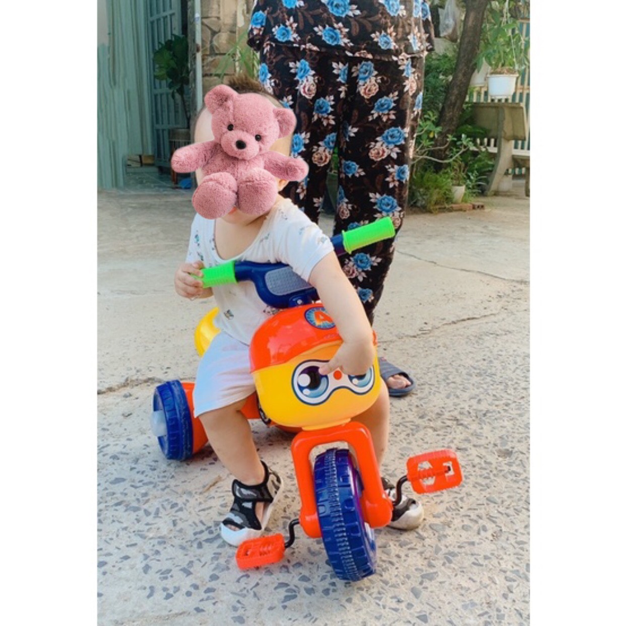 Xe chòi chân con kiến có bàn đạp