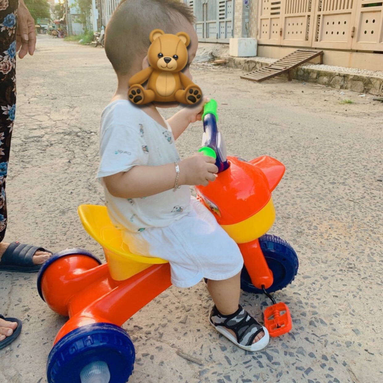 Xe chòi chân con kiến có bàn đạp