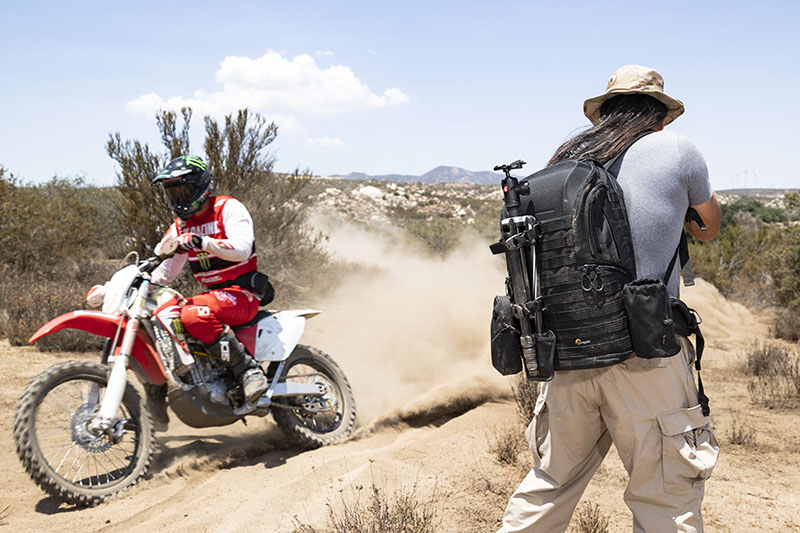 emotional-image-lowepro-protactic-shooting-bike-racer-alt8-rgb.jpg?v=1651198255051