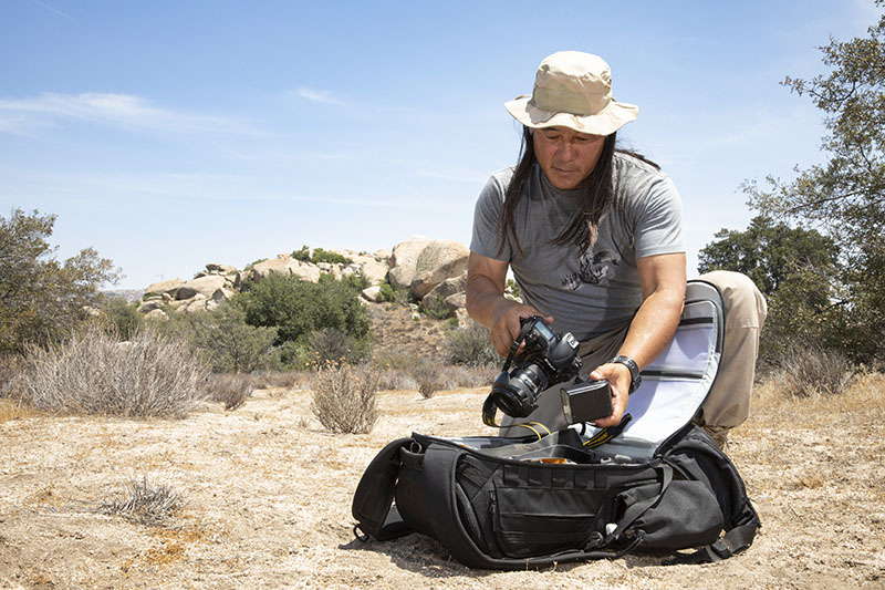 emotional-image-lowepro-protactic-working-out-of-bag-rgb.jpg?v=1651198263647
