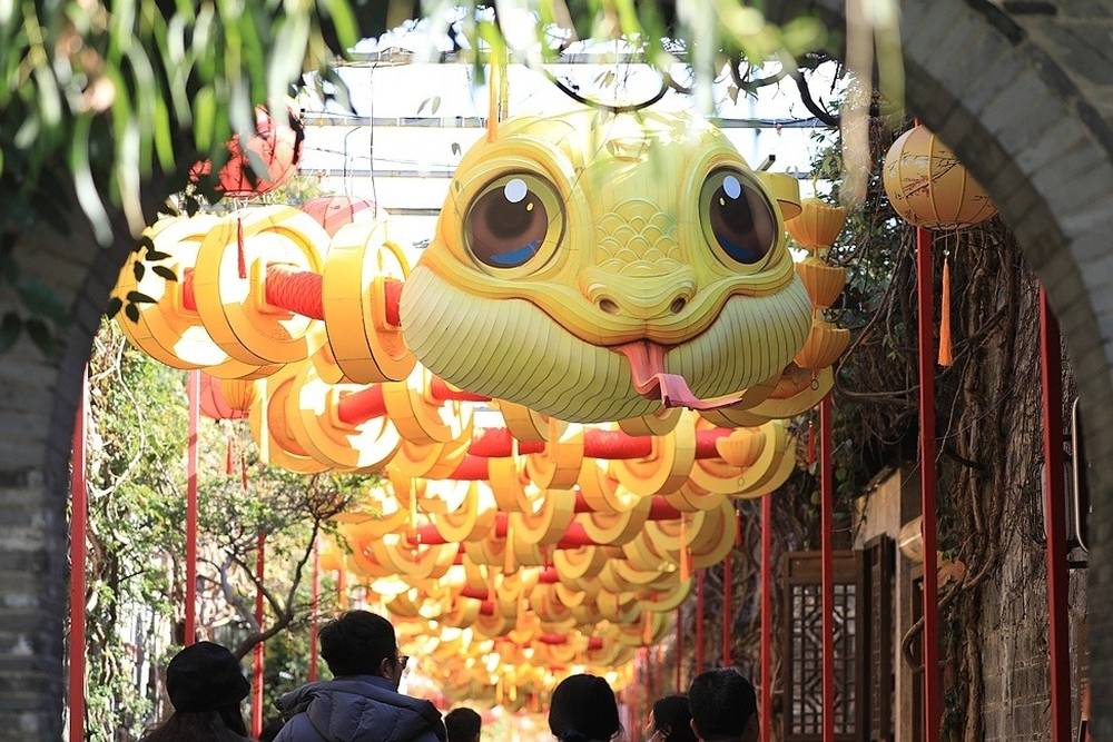 Ngỡ ngàng hàng loạt linh vật rắn gây bão tại Trung Quốc