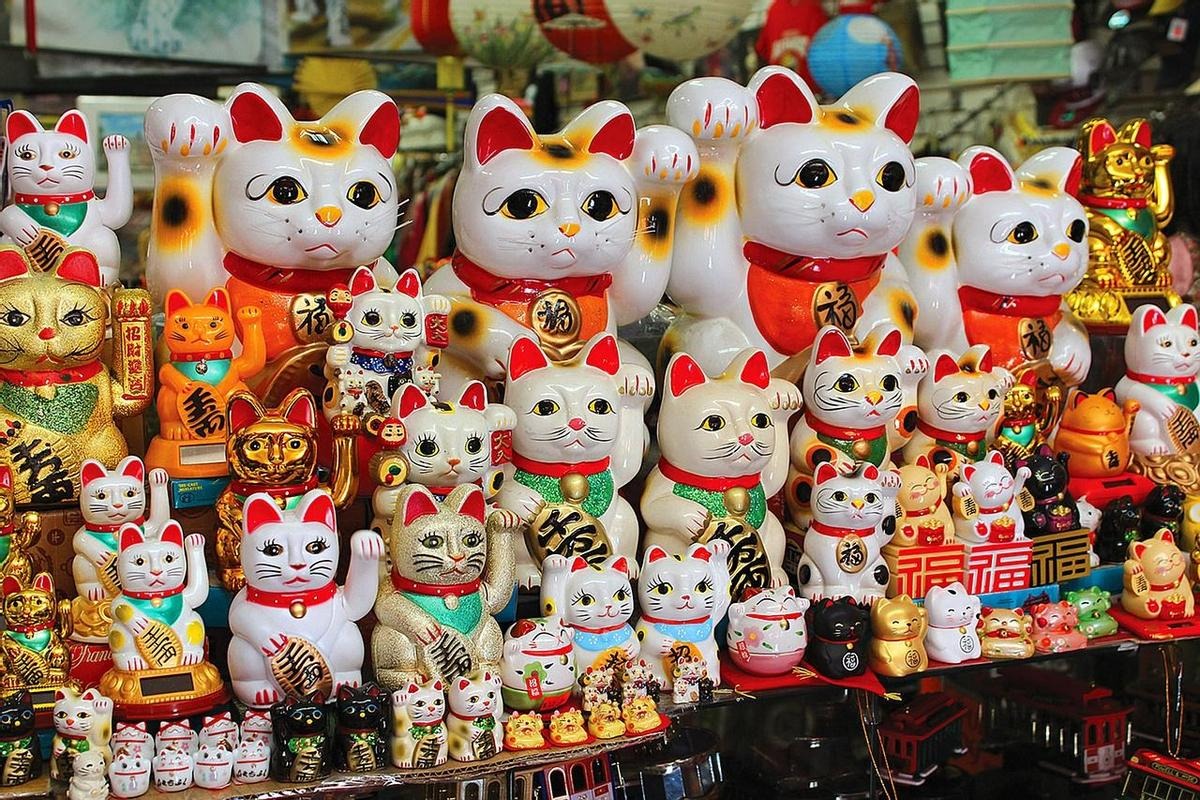 Nguồn gốc và ý nghĩa bất ngờ của 'chú mèo vẫy khách'