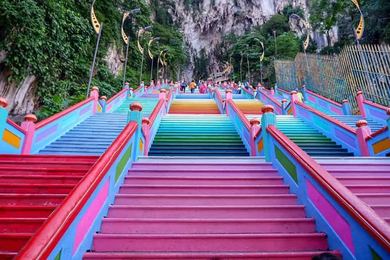 Mê hoặc với chiếc thang lên thiên đường ở động Batu, Malaysia 6