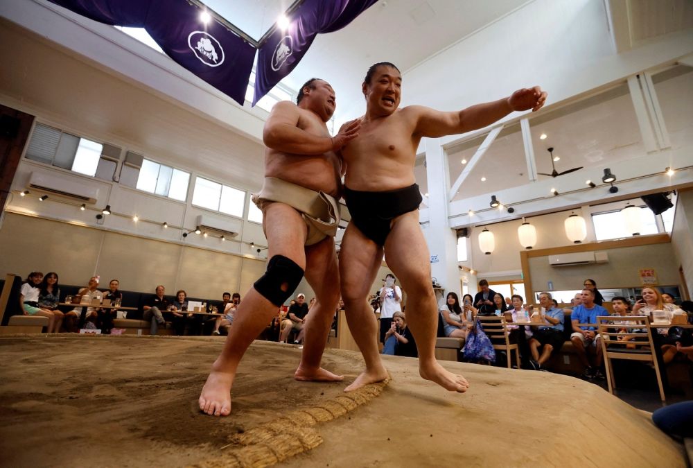 Trải nghiệm Sumo biểu diễn chọc cười du khách ở Nhật 10