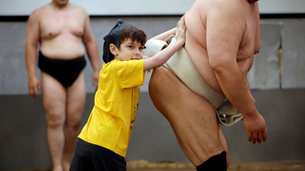 Trải nghiệm Sumo biểu diễn chọc cười du khách ở Nhật 2