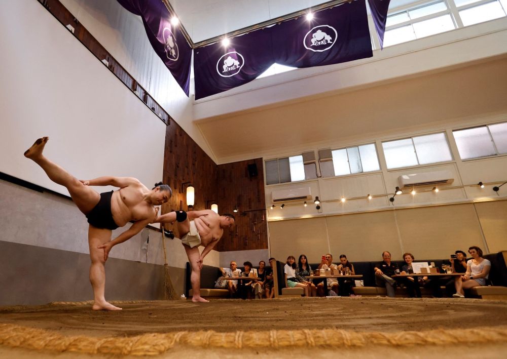 Trải nghiệm Sumo biểu diễn chọc cười du khách ở Nhật 6