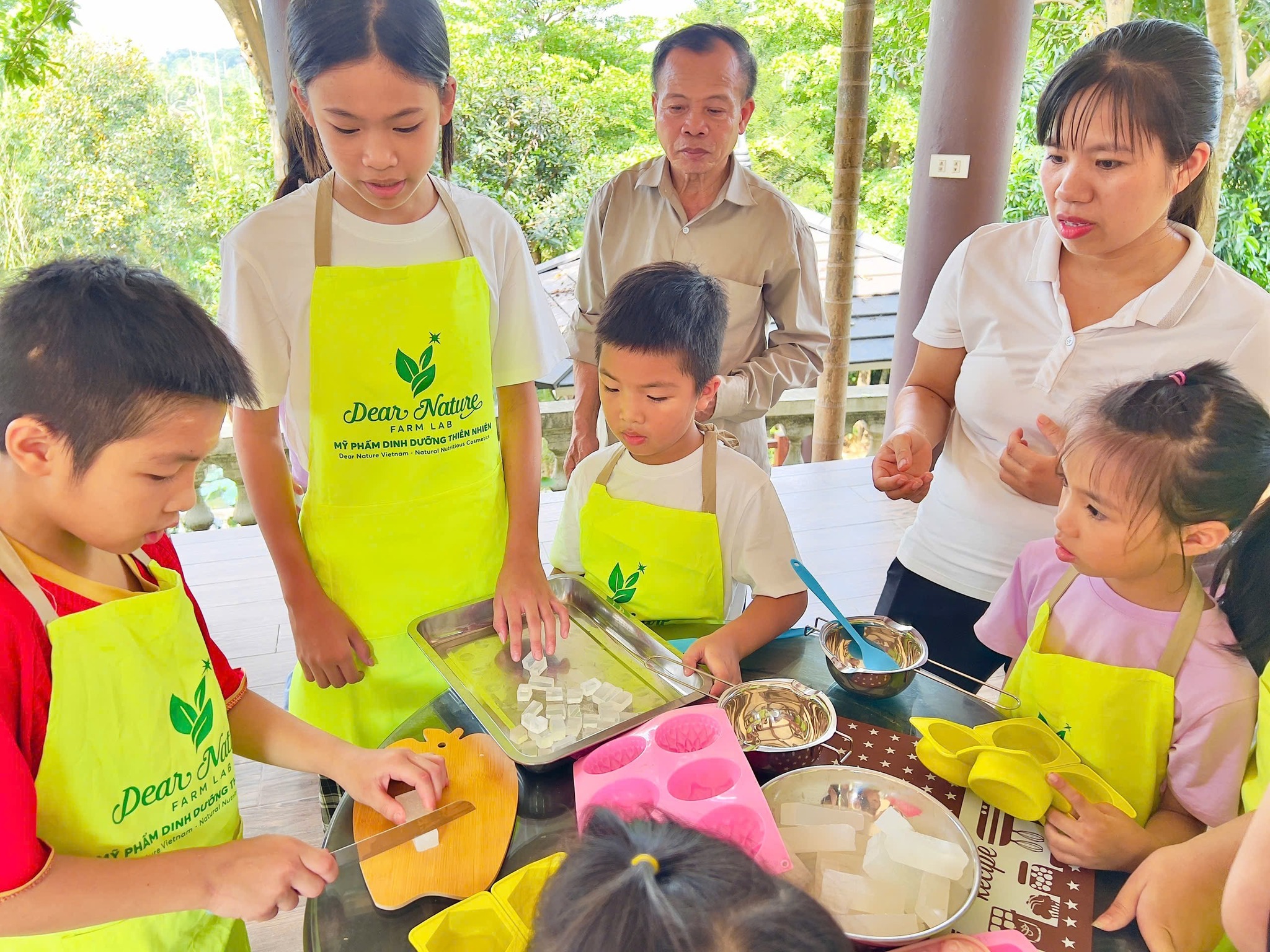 Các bé thích thú trải nghiệm tự tay làm xà bông thiên nhiên tại workshop Dear Nature